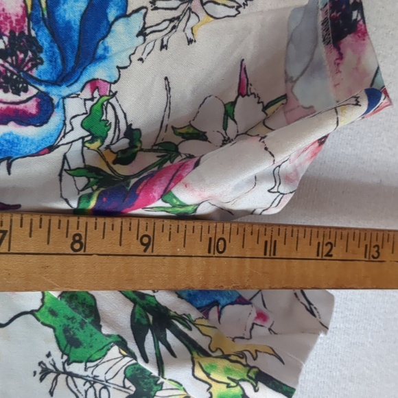 Express women's flat front shorts with hidden side zipper floral size 0 4" mid - Picture 6 of 8